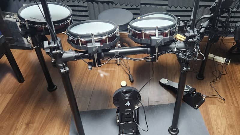 最初はバスドラムのペダルの下だけに遮音マットを置いていた